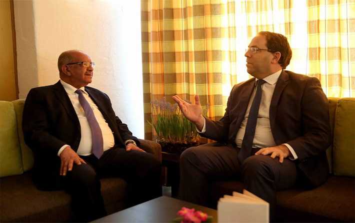 رئيس الحكومة يوسف الشاهد يجتمع بدافوس بوزير الخارجية الجزائري عبد القادر مساهل