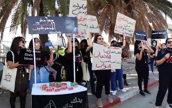 ناشطات تتظاهرن أمام البرلمان ضد فيصل التبيني وزهير مخلوف

