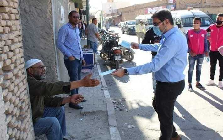 لمجابهة كورونا: والي توزر يقوم بحملة تحسيسية ويُوزع الكمامات على المواطنين 