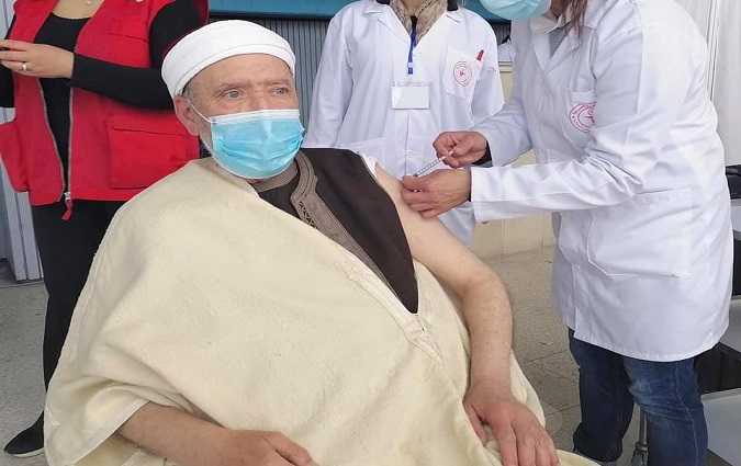مفتي الجمهورية عثمان بطّيخ يتلقّى اللقاح المضاد لكورونا
