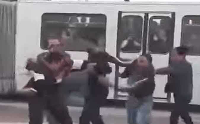 صادم : سائق حافلة يعتدي على تلميذ بهراوة !
