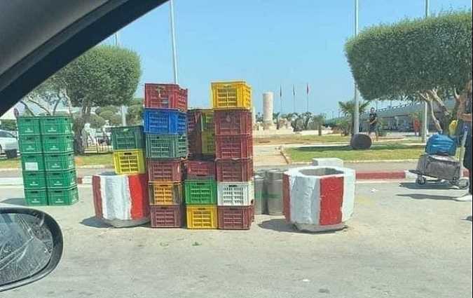 مدخل مطار تونس قرطاج يتحول الى 'سوق أسبوعية'

