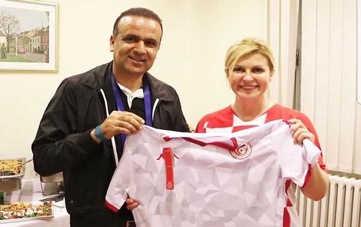 بالصور: وديع الجريء يهدي قميص المنتخب الوطني لرئيسة كرواتيا