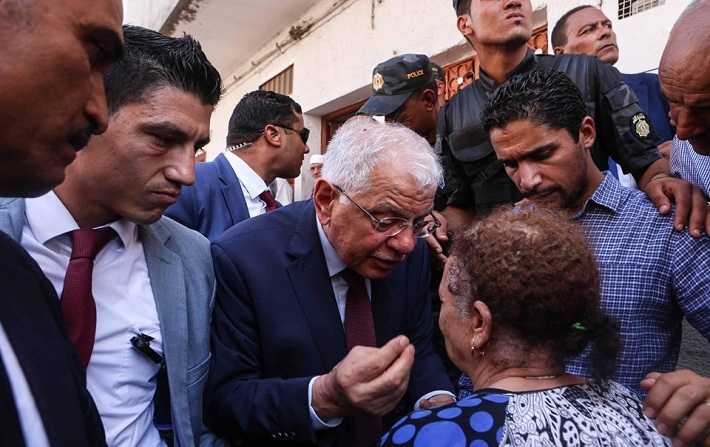 أريانة – رئيس الحكومة كمال مرجان يزور المواطنين المتضررين من الأمطار

