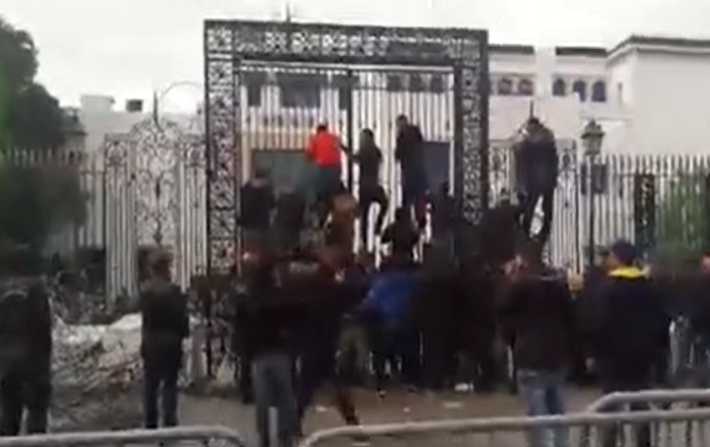 محاولة اقتحام البرلمان من قبل محتجين من ولاية القصرين هددوا بالانتحار الجماعي
