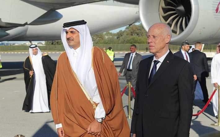 قيس سعيد يستقبل أمير قطر بمطار قرطاج الدولي