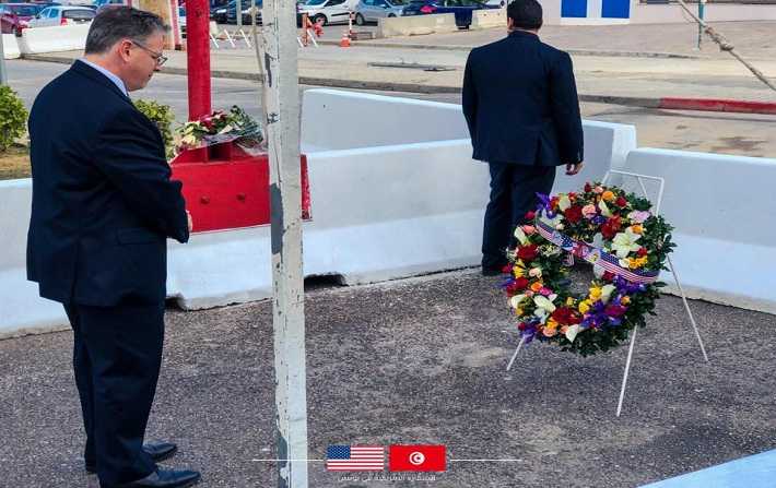 السفير الامريكي يضع اكليل زهور على ضريح شهيد العملية الارهابية