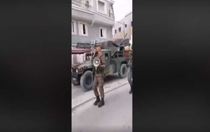 فيديو – دوريات عسكرية لحث المواطنين على الالتزام بمنازلهم

