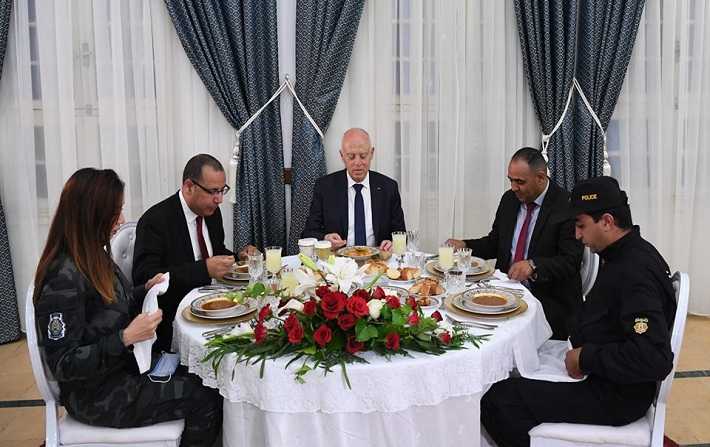 قيس سعيد يُشارك مائدة الإفطار مع ثلة من الإطارات العليا بوزراة الدّاخلية بثكنة بوشوشة