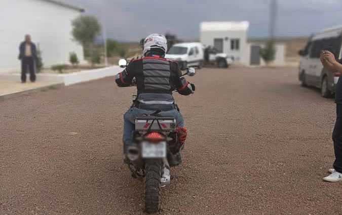 من العاصمة تونس إلى جبل سمامة: سفير التشيك مُستعملا دراجة نارية يزور المركز الثقافي بسمامة 
