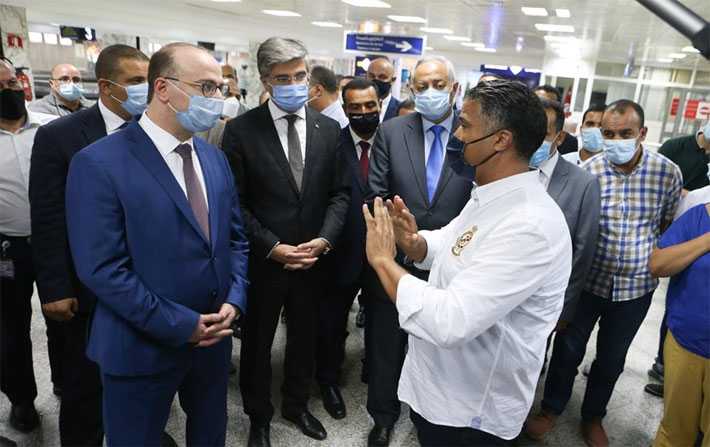 إلياس الفخفاخ يشدد على ضرورة الترفيع في عدد التحاليل لفائدة أعوان مطار تونس قرطاج