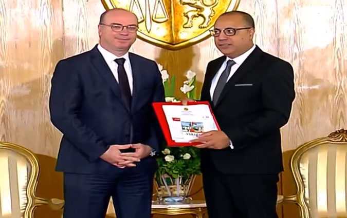 الفخفاخ يسلم مهامه لرئيس الحكومة الجديد هشام المشيشي

