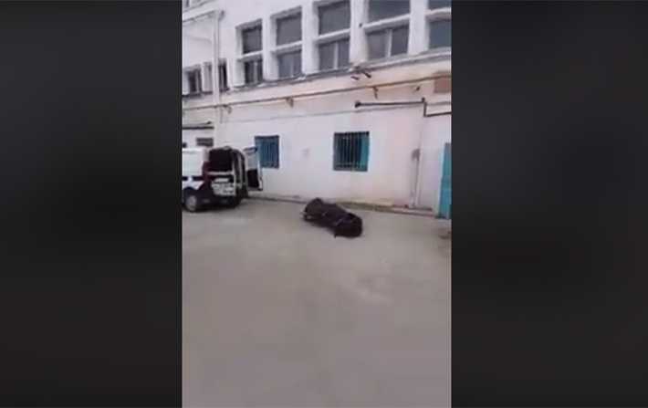 جثة ملقاة أمام  بيت الأموات بمستشفى عبد الرحمان مامي لساعات..