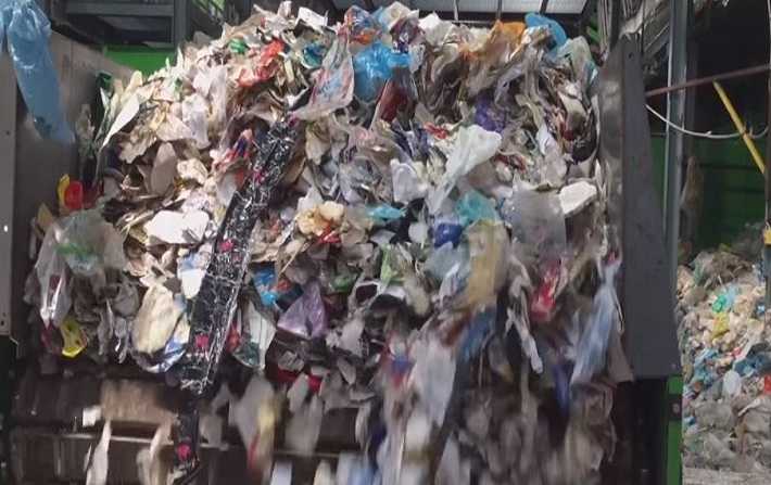 ملف النفايات الإيطالية: الإفراج عن إطارين اثنين بسلك الديوانة ووسيط قمرقي