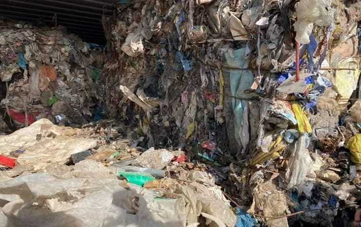 بالصور: لجنة الإصلاح الإداري والحوكمة الرشيدة  تُعاين النفايات المستوردة من إيطاليا