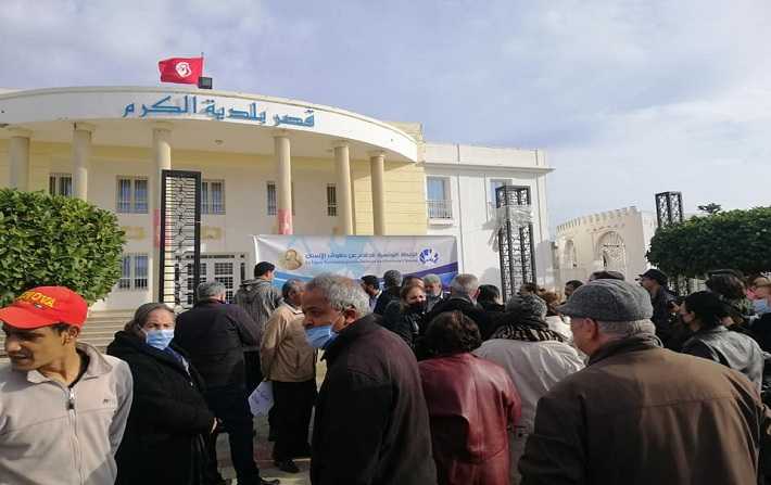 رابطة الدفاع عن حقوق الإنسان تُنفذ وقفة احتجاجية أمام مقر بلدية الكرم 