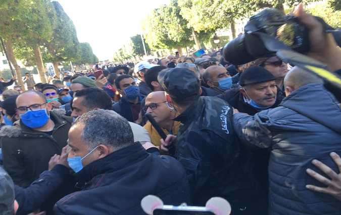 الحبيب بورقيبة - قوّات الأمن تفرق مسيرة بالغاز المسيل للدموع
