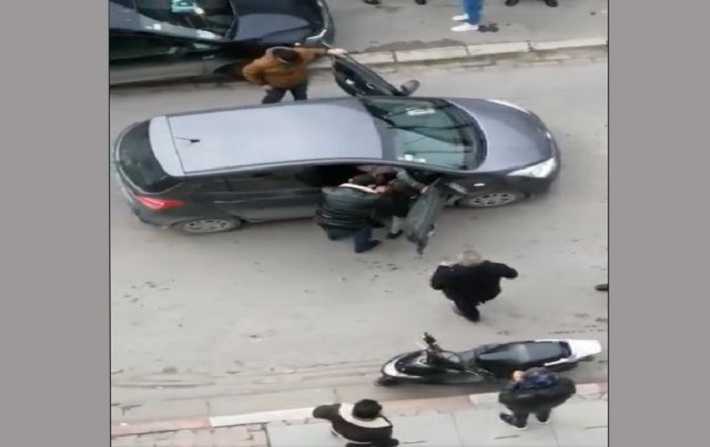 لافيات العاصمة: الأمن يقوم بالقبض على  إمرأة ورجل بطريقة عنيفة أمام طفلة صغيرة