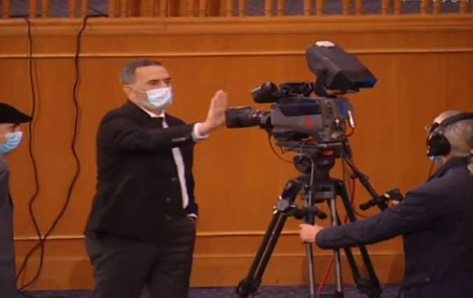 مساعد رئيس مجلس نواب الشعب المكلف بالإعلام يعتدي على الصحفيين و على المصورين 