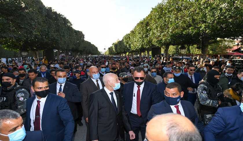 أثناء تواجد قيس سعيد بشارع الحبيب بورقيبة-الشعب يُردّد:  الشعب يُريد حلّ البرلمان