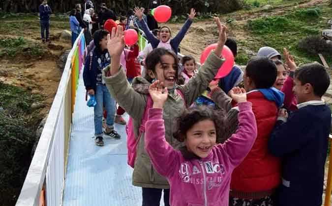 مواطن تونسي يبني جسر مرور  و جسر  امل للاطفال 