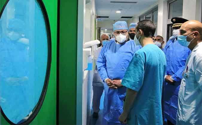 رئيس الحكومة هشام المشيشي يزور الحبيب الصيد في المستشفى العسكري