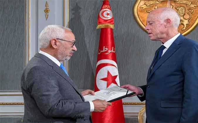 الدستور التونسي من دستور الثورة الى دستور التجاذبات السياسية 
