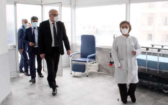 وزير الصحة فوزي المهدي يؤدي زيارة الى الى المستشفى الجامعي الحبيب ثامر