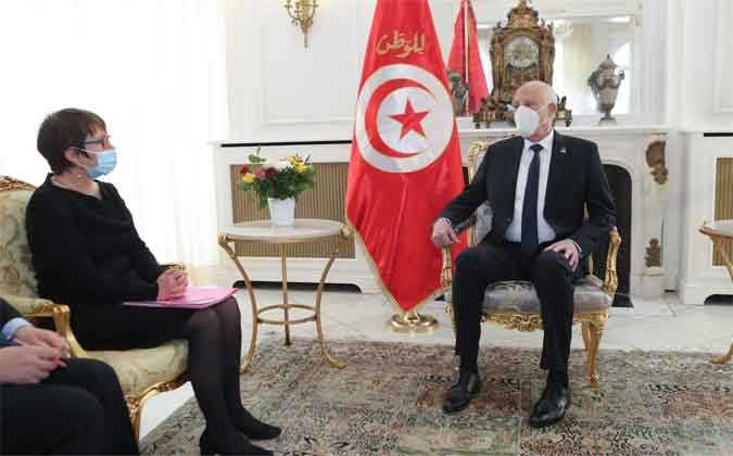 قمة باريس : قيس سعيد يبحث سبل استرجاع الاموال المنهوبة و الحلول الممكنة لانقاذ الاقتصاد التونسي 