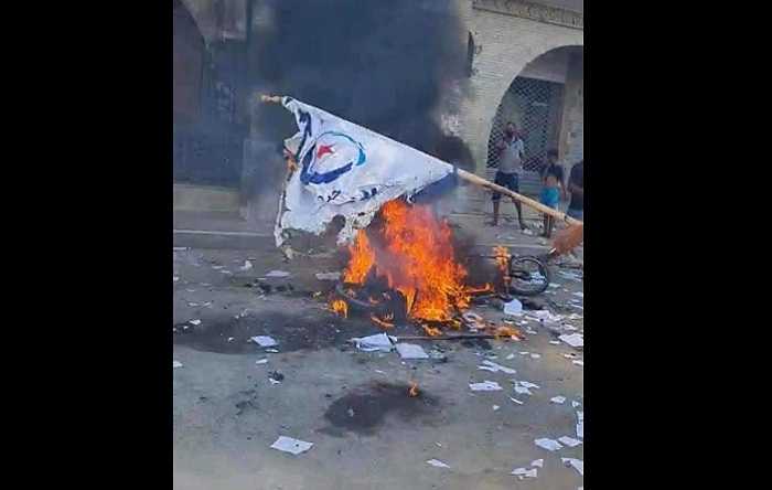 بعد اقتحام مقراتها وحرق محتويات البعض منهم: النهضة تصف المحتجين بالفوضويّين والإرهابيّين 