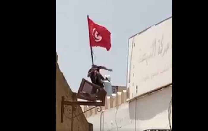 دفع أحد المحتجين من فوق سطح مقرّ النهضة أراد أن يضع علم تونس مكان لافتة النهضة