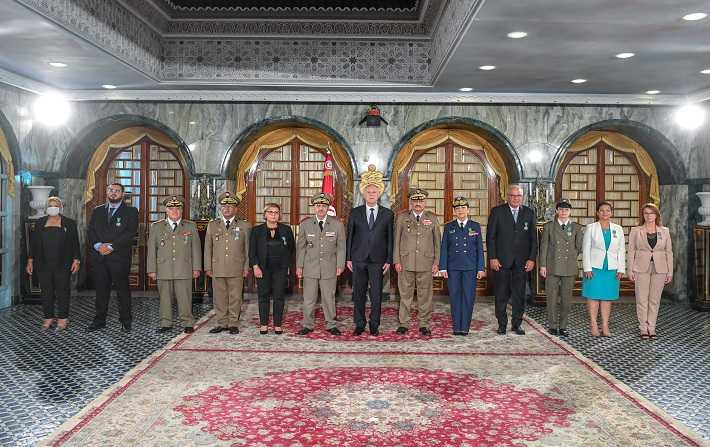 ترقية ومنح وسام الجمهورية للعديد من الإطارات الطبية والقيادات العسكرية