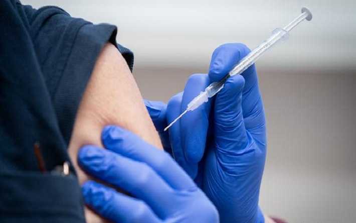 بن خليل: التطعيم بجرعة ثالثة مسألة غير مطروحة حاليا في تونس