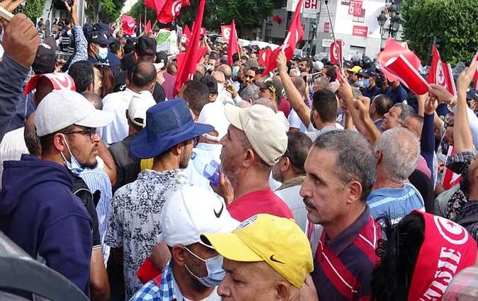 بالصور- الشعب يريد عزل الرئيس: انطلاق المسيرة الرافضة للاجراءات الاستثنائية

