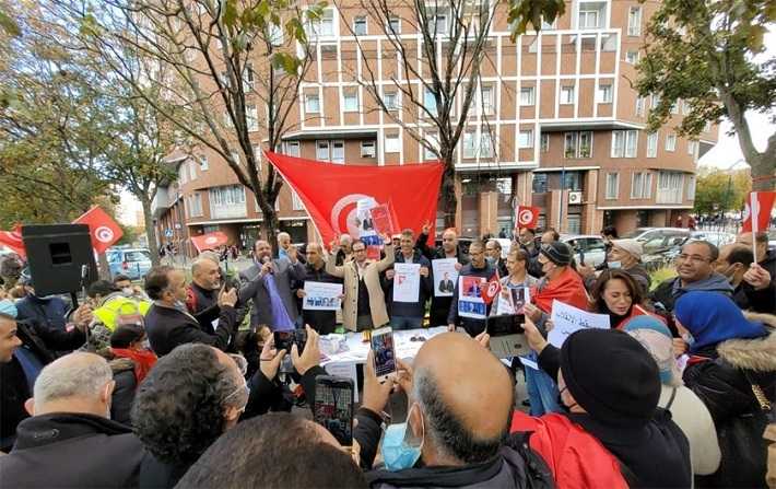 وقفة احتجاجية أمام القنصلية التونسية في بانتان ضدّ المحاكمات العسكرية وقرارات قيس سعيد