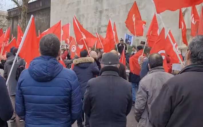 مواطنون ضد الإنقلاب ينفذون وقفة احتجاجية ضد قيس سعيد في باريس