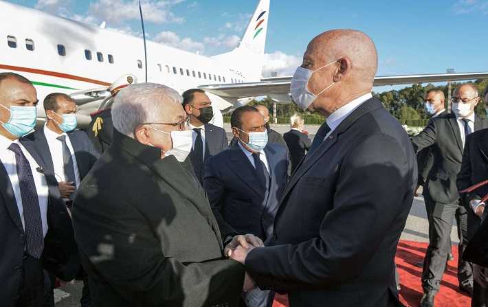 بالصور :  رئيس دولة فلسطين محمود عباس يصل تونس وقيس سعيد في استقباله
