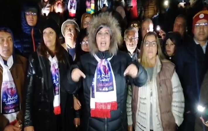عبير موسي تعتصم رفقة أعضاء وأنصار حزبها أمام مقر اتحاد العلماء المسلمين 