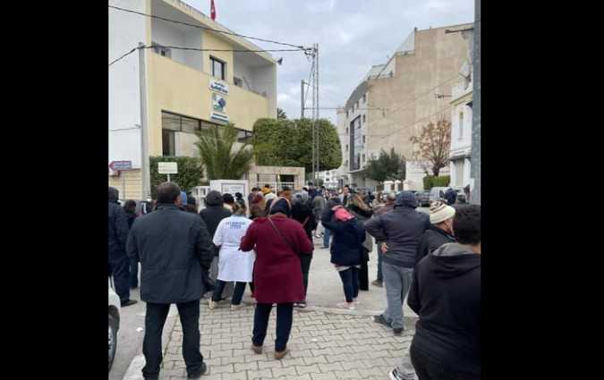 صورة اليوم - عشرات المواطنين أمام مركز الاعلاميّة بوزارة الصحة ساعات قبل انطلاق العمل بجواز التلقيح
