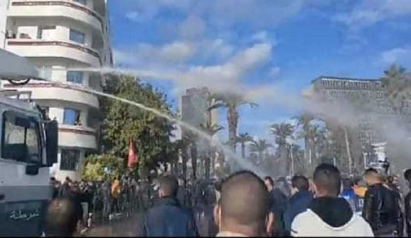 محمد الخامس- الأمن يستعمل خراطيم المياه لتفريق المتظاهرين

