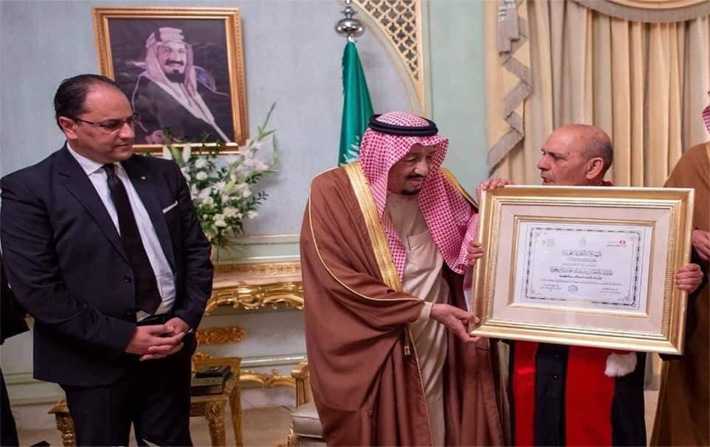 بعد تسليمه مفتاح مدينة تونس: الملك سلمان يتسلم شهادة الدكتوراه الفخرية