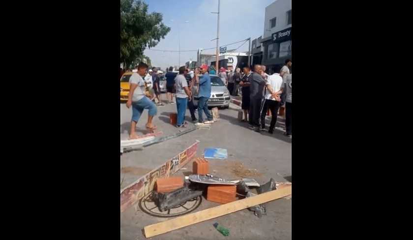 سكرة - مواطنون يغلقون الطريق احتجاجا على قرارات البلدية

