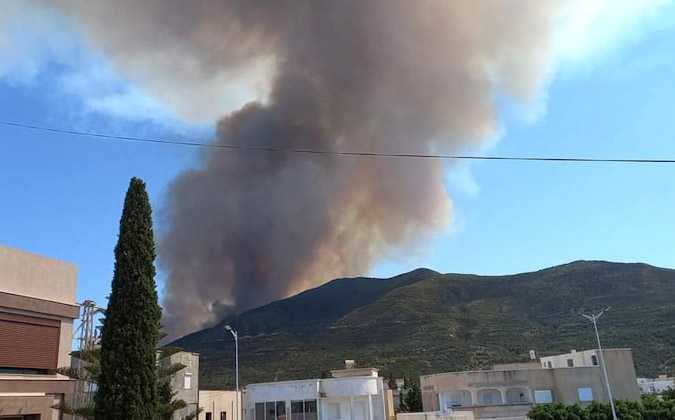 اندلاع حريق هائل في جبل بوقرنين