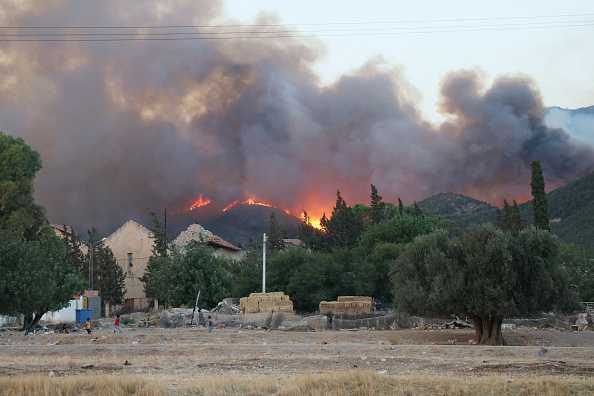 حريق بوقرنين- الجزائر ترسل  20 شاحنة حماية وحوامتين لمساعدة تونس

