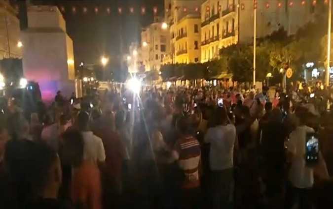 أنصار قيس سعيد يحتفلون في شارع الحبيب بورقيبة

