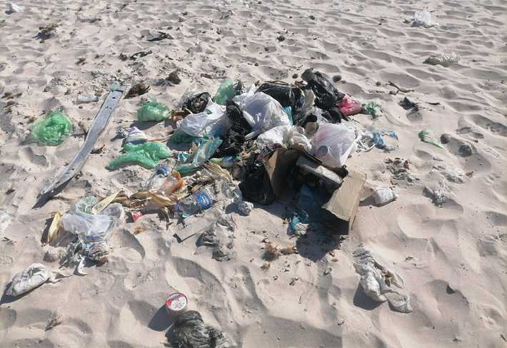 بالصور : نفايات التونسيين تلوّث الشواطئ التونسية