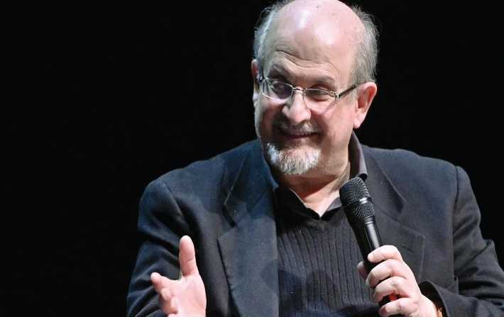 الكاتب سلمان رشدي يتعرّض لعملية طعن  أثناء إلقاء محاضرة في مدينة نيويورك الأميركية