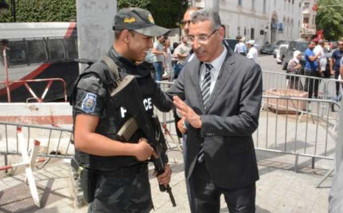توفيق شرف الدين يزور الوحدات الأمنية في تونس العاصمة