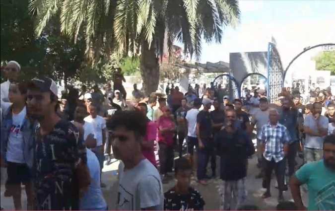والي مدنين يغادر معتمدية جرجيس بعد غضب واحتجاجات ورشق سيارته بالحجارة