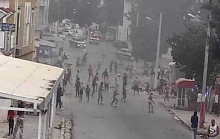 اشتباكات بين أبناء حي هلال وقوات الأمن مع استعمال الغاز المسيّل للدموع 